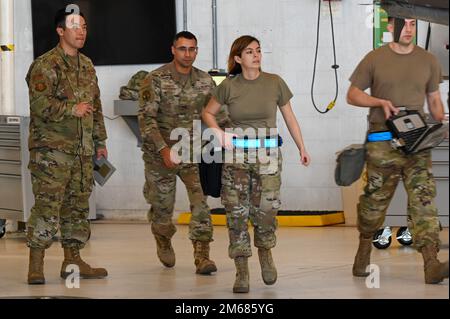 USA Air Force Airmen von der 58. Aircraft Maintenance Unit gehen während des vierteljährlichen Wettkampfs zum Waffenladen (QWL) am 15. April 2022 auf dem Eglin Air Force Base, Florida, nach vorne. Im ersten QWL-Jahr 2022 wetteiferten sich die 58. AMU gegen die 60. AMU und gewannen. Stockfoto