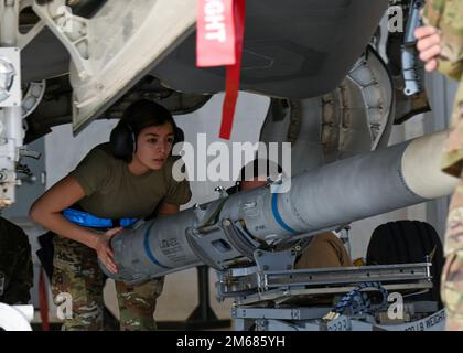 USA Air Force Airman 1. Class Deana Simmons, 58. Aircraft Maintenance Unit Weapons Loading Crew Member, lädt die FORTGESCHRITTENE AIM-120 Luft-Luft-Rakete mit mittlerer Reichweite während des vierteljährlichen Waffenladungswettbewerbs am 15. April 2022 auf dem Eglin Air Force Base, Florida, in die Waffenbucht. DER AIM-120 AMRAAM ist eine Luft-Luft-Rakete der neuen Generation. Stockfoto