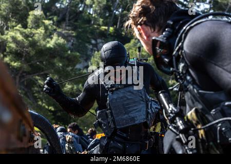 Mitglieder der USA Marine Special Warfare Task Unit Europe (NSWTU-E) Entfernen Sie Tauchausrüstung während der Tauchgänge neben dem kroatischen Zapovjedništvo Specialjalnih Snaga (ZSS) in Split, Kroatien, 15. April 2022. Für das kroatische ZSS ist eine gemeinsame Austauschschulung oder JCET mit Partnerländern nicht ungewöhnlich. Das ZSS wurde 2000 als Sondereinsatzbataillon gegründet, und seitdem haben sich seine Betreiber an mehreren Operationen beteiligt, darunter Stationen in Afghanistan als Teil der Internationalen Sicherheitsbeistandstruppe (ISAF) der NATO. Stockfoto