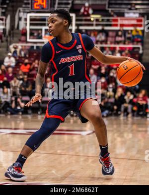 Januar 02 2023 Palo Alto CA, USA Arizona Guard Shaina Pellington (1) passt den Ball beim NCAA Women's Basketball-Spiel zwischen Arizona Wildcats und dem Stanford Cardinal. Stanford schlug Arizona 73-57 im Maples Pavilion Palo Alto, CA. Thurman James/CSM Stockfoto