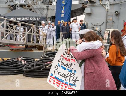 NORFOLK (16. April 2022) - Ein Matrose, der dem Arleigh Burke-Klasse-Guided-Missile Destroyer USS Mitscher (DDG 57) zugeteilt wurde, umarmt seine Frau nach der Rückkehr des Schiffes zum Homeport, Marinestützpunkt Norfolk, April 16. Mitscher entsandte sich in das europäische Operationstheater und nahm an einer Reihe von maritimen Aktivitäten zur Unterstützung der Marinestreitkräfte Europa und der NATO-Alliierten Teil. Stockfoto