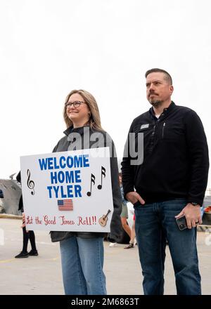 NORFOLK (16. April 2022) - Familienmitglieder warten auf einen Matrosen, der der Arleigh-Burke-Klasse-Guided-Missile Destroyer USS Mitscher (DDG 57) nach der Rückkehr des Schiffes zum Homeport, Naval Station Norfolk, April 16 zugeteilt wurde. Mitscher entsandte sich in das europäische Operationstheater und nahm an einer Reihe von maritimen Aktivitäten zur Unterstützung der Marinestreitkräfte Europa und der NATO-Alliierten Teil. Stockfoto