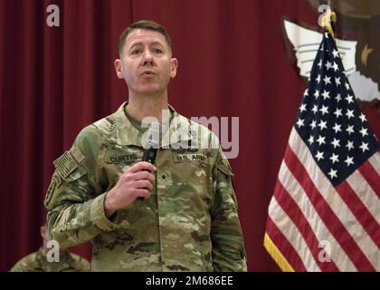 Brigg. General Lance G. Curtis, Stellvertretender General, 1. Theater Sustainment Command, und kommandierender General, 3. Expeditionary Sustainment Command, spricht während einer Preisverleihung im Camp Arifjan, Kuwait, 16. April 2022. Die Mehrzahl der ‚Spears Ready‘-Soldaten erhielt Auszeichnungen für ihre Bemühungen während des Einsatzes der Einsatzkommandozentrale des TSC 1., während acht Soldaten für ihre Dienste für die Einheit im Vorfeld eines ständigen Standortwechsels ausgezeichnet wurden. Stockfoto