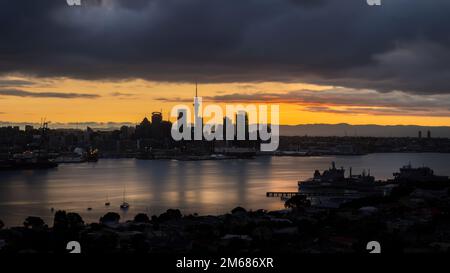 Die Stadt Auckland in der Silhouette in der Abenddämmerung, Blick vom Mount Victoria in Devonport. Stockfoto