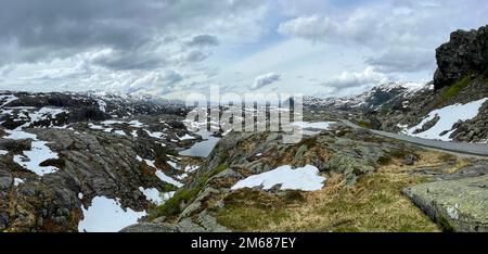 Eine Luftaufnahme der verschneiten, trockenen Landschaft auf der Straße 520 zwischen Sauda und Roldal, Norwegen Stockfoto