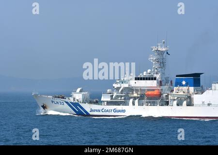 Präfektur Kanagawa, Japan - 22. Juni 2022: Japanische Küstenwache Akitsushima (PLH-32), Patrouillenschiff der Akitsushima-Klasse. Stockfoto