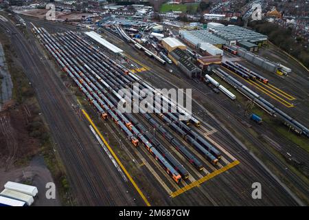 Tyseley, Birmingham, England, 3. Januar 2023: Abgestellte und leere Züge der West Midlands Railway im Bahnwartungsdepot Tyseley in Birmingham, da die Eisenbahnarbeiter zu Beginn des neuen Jahres an einem Streik teilnehmen. Quelle: Stop Press Media/Alamy Live News Stockfoto