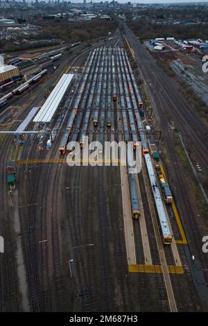 Tyseley, Birmingham, England, 3. Januar 2023: Abgestellte und leere Züge der West Midlands Railway im Bahnwartungsdepot Tyseley in Birmingham, da die Eisenbahnarbeiter zu Beginn des neuen Jahres an einem Streik teilnehmen. Quelle: Stop Press Media/Alamy Live News Stockfoto