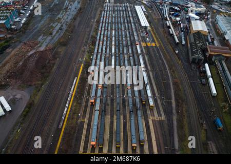 Tyseley, Birmingham, England, 3. Januar 2023: Abgestellte und leere Züge der West Midlands Railway im Bahnwartungsdepot Tyseley in Birmingham, da die Eisenbahnarbeiter zu Beginn des neuen Jahres an einem Streik teilnehmen. Quelle: Stop Press Media/Alamy Live News Stockfoto