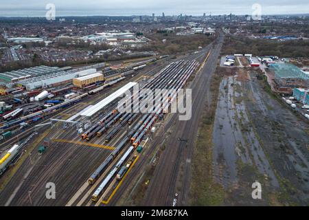 Tyseley, Birmingham, England, 3. Januar 2023: Abgestellte und leere Züge der West Midlands Railway im Bahnwartungsdepot Tyseley in Birmingham, da die Eisenbahnarbeiter zu Beginn des neuen Jahres an einem Streik teilnehmen. Quelle: Stop Press Media/Alamy Live News Stockfoto