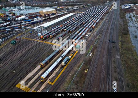 Tyseley, Birmingham, England, 3. Januar 2023: Abgestellte und leere Züge der West Midlands Railway im Bahnwartungsdepot Tyseley in Birmingham, da die Eisenbahnarbeiter zu Beginn des neuen Jahres an einem Streik teilnehmen. Quelle: Stop Press Media/Alamy Live News Stockfoto