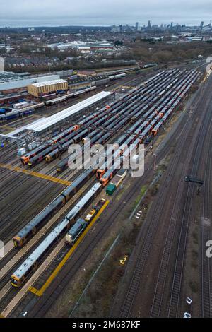 Tyseley, Birmingham, England, 3. Januar 2023: Abgestellte und leere Züge der West Midlands Railway im Bahnwartungsdepot Tyseley in Birmingham, da die Eisenbahnarbeiter zu Beginn des neuen Jahres an einem Streik teilnehmen. Quelle: Stop Press Media/Alamy Live News Stockfoto