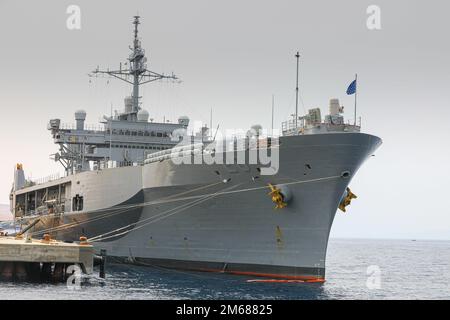 AQABA, Jordanien (17. April 2022) das Amphibienschiff USS Mount Whitney (LCC 20) liegt am Pierside in Aqaba, Jordanien, 17. April. Mount Whitney wird im US-5.-Flottengebiet eingesetzt, um die Sicherheit und Stabilität des Seeverkehrs im Nahen Osten zu gewährleisten. Stockfoto