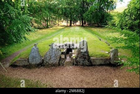 Waylands Smithy Early Neolithic Chambered Long Barrow, Oxfordshire, England. Datum: 3600 v. Chr. Blick nach Norden über die restaurierte Fassade und Steinkammern Stockfoto