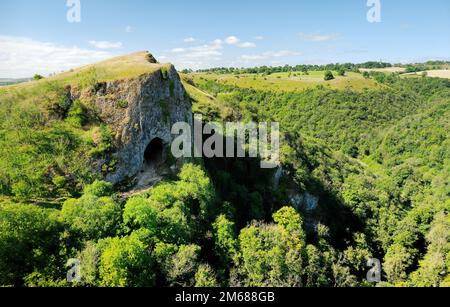 Thors Cave Natural Cavern im Verteiler Valley, Staffordshire, England. Frühe menschliche Bewohnungs- und Begräbnisdaten aus dem späten Paläolithikum vor 12.000 Jahren Stockfoto