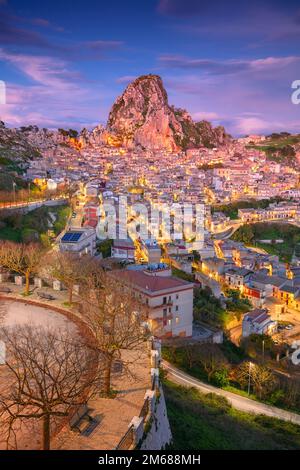 Caltabellotta, Sizilien, Italien. Unvergleichliches Stadtbild der historischen Stadt Caltabellotta in Sizilien bei dramatischem Sonnenuntergang. Stockfoto