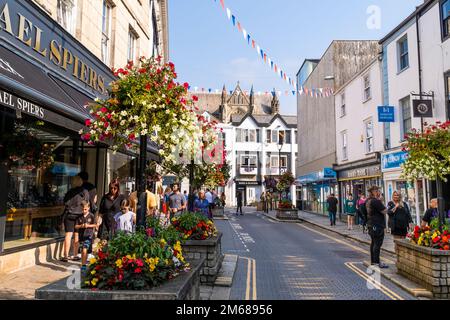 Farbenfrohe Blumenausstellungen in der Lemon Street im Stadtzentrum von Truro in Cornwall im Vereinigten Königreich in Europa. Stockfoto