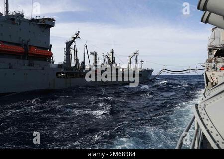 PHILIPPINE SEA (17. April 2022) Military Sealift Command Fleet Replenishment Öler USNS Tippecanoe (T-AO 199) führt eine Wiederauffüllung auf See mit dem geführten Raketenkreuzer USS Mobile Bay (CG 53) der Ticonderoga-Klasse durch. Die Abraham Lincoln Strike Group befindet sich in einem geplanten Einsatz im US-7.-Flottenbereich, um die Interoperabilität durch Allianzen und Partnerschaften zu verbessern und gleichzeitig als einsatzbereite Truppe zur Unterstützung einer freien und offenen Region Indo-Pacific zu fungieren. Stockfoto