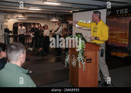 PHILIPPINE SEA (17. April 2022) LT. Cmdr. Jason Dipinto aus New Haven, Conn., leitet die zeitgenössische Gottesdienste an Bord des Flugzeugträgers USS Abraham Lincoln (CVN 72) der Nimitz-Klasse. Die Abraham Lincoln Strike Group befindet sich in einem geplanten Einsatz im US-7.-Flottenbereich, um die Interoperabilität durch Allianzen und Partnerschaften zu verbessern und gleichzeitig als einsatzbereite Truppe zur Unterstützung einer freien und offenen Region Indo-Pacific zu fungieren. Stockfoto