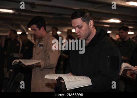 SEELEUTE DER PHILIPPINEN SEE (17. April 2022) nehmen an einem römisch-katholischen Ostergottesdienst an Bord des Flugzeugträgers USS Abraham Lincoln (CVN 72) der Nimitz-Klasse Teil. Die Abraham Lincoln Strike Group befindet sich in einem geplanten Einsatz im US-7.-Flottenbereich, um die Interoperabilität durch Allianzen und Partnerschaften zu verbessern und gleichzeitig als einsatzbereite Truppe zur Unterstützung einer freien und offenen Region Indo-Pacific zu fungieren. Stockfoto