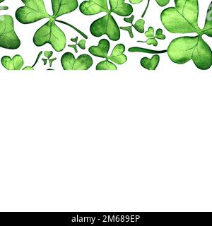 Rahmen aus grünem Klee-Shamrock-Symbol von Patrick. Aquarell. Auf isoliertem weißem Hintergrund, handgezeichnet. Perfekt für Kartendesign, Einladung, Sammelalbum Stockfoto