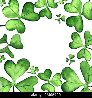 Rahmen aus grünem Klee-Shamrock-Symbol von Patrick. Aquarell. Auf isoliertem weißem Hintergrund, handgezeichnet. Perfekt für Kartendesign, Einladung, Sammelalbum Stockfoto