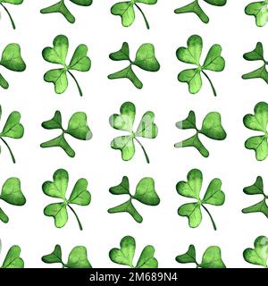 Muster des grünen Kleeblatzensymbols von Patrick. Aquarell. Auf isoliertem weißem Hintergrund, handgezeichnet. Perfekt für Kartendesign, Einladung, Scrapbo Stockfoto