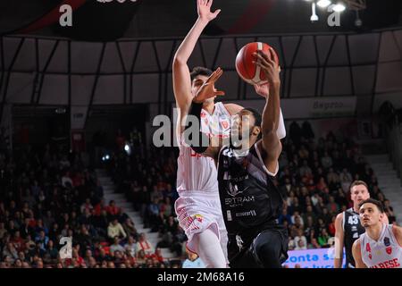 Enerxenia Arena, Varese, Italien, 02. Januar 2023, Semaj Christon (Bertram Yachts Derthona Tortona) von Guglielmo Caruso (Openjobmetis Varese) vereitelt Stockfoto