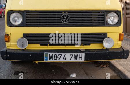 Felanitx, Spanien; dezember 30 2022: Alter gelber VW T3-Lieferwagen, auf der Straße geparkt. Felanitx, Insel Mallorca, Spanien Stockfoto