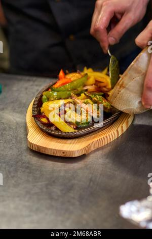 Traditionelle mexikanische Rindfleischfajitas, auch alambre genannt. Stockfoto