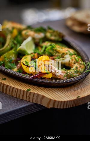 Traditionelle mexikanische Rindfleischfajitas, auch alambre genannt. Stockfoto