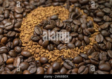 Geröstete Kaffeebohnen und granulierter Kaffee als Hintergrund oder Tapete Stockfoto