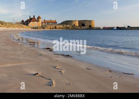 Sauberer Sandstrand an der Beadnell Bay an der Northumberland Küste von England Stockfoto