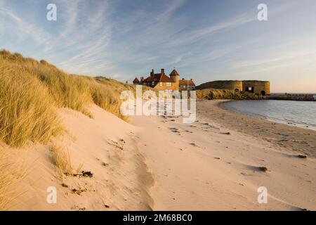 Sauberer Sandstrand an der Beadnell Bay an der Northumberland Küste von England Stockfoto