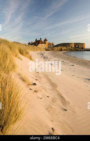 Sauberer Sandstrand an der Beadnell Bay an der Northumberland Küste von England Stockfoto