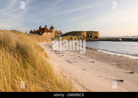 Sauberer Sandstrand an der Beadnell Bay an der Northumberland Küste von England Stockfoto