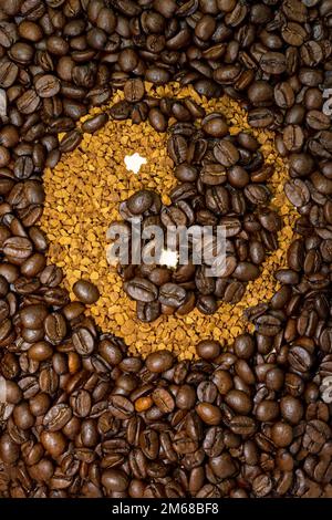 Ying und Yang Kaffeebohnen sind anders als Granulatkaffee Stockfoto