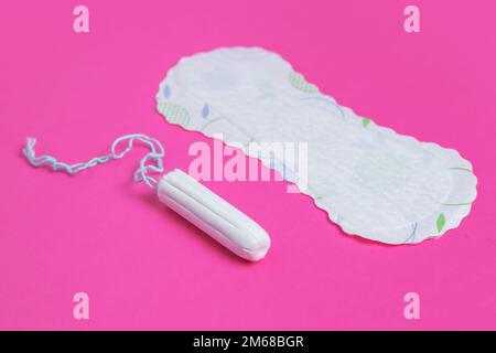 Menstruationstampons und Polster auf pinkfarbenem Hintergrund. Menstruationszyklus. Hygiene und Schutz Stockfoto