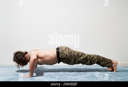 Mann, der persönliches Training und Workout durchführt Stockfoto