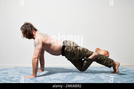 Mann, der persönliches Training und Workout durchführt Stockfoto