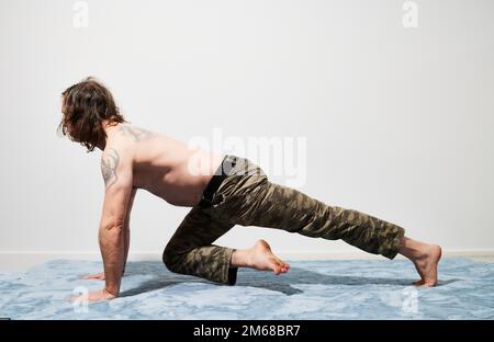 Mann, der persönliches Training und Workout durchführt Stockfoto