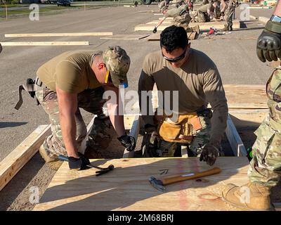 Readiness Challenge VIII Teilnehmer vom Luftwaffenstützpunkt Travis, Kalifornien, beginnen die Wachhüttenbauveranstaltung am 18. April 2022 auf dem Trainingsgelände Silver Flag, Luftwaffenstützpunkt Tyndall, Florida. Die Veranstaltung der Abteilung der Luftwaffe CE wird vom Air Force Civil Engineer Center ausgerichtet. Nach einer Pause von mehr als 20 Jahren ist die Challenge, eine der wichtigsten Veranstaltungen für die Bauingenieure der Luftwaffe, wieder da. Die diesjährige Readiness Challenge ist die erste Betriebsfähigkeitsveranstaltung, bevor die Herausforderung innerhalb der nächsten zwei Jahre die volle Betriebsfähigkeit erreicht. Bei der diesjährigen Veranstaltung Stockfoto