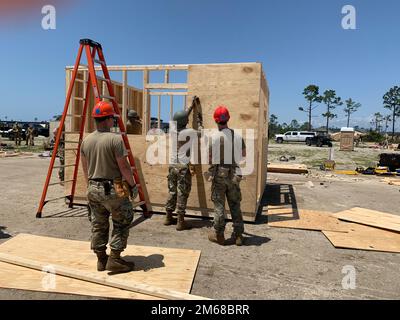 Readiness Challenge VIII Teilnehmer vom Luftwaffenstützpunkt Travis, Kalifornien, beginnen die Wachhüttenbauveranstaltung am 18. April 2022 auf dem Trainingsgelände Silver Flag, Luftwaffenstützpunkt Tyndall, Florida. Die Veranstaltung der Abteilung der Luftwaffe CE wird vom Air Force Civil Engineer Center ausgerichtet. Nach einer Pause von mehr als 20 Jahren ist die Challenge, eine der wichtigsten Veranstaltungen für die Bauingenieure der Luftwaffe, wieder da. Die diesjährige Readiness Challenge ist die erste Betriebsfähigkeitsveranstaltung, bevor die Herausforderung innerhalb der nächsten zwei Jahre die volle Betriebsfähigkeit erreicht. Bei der diesjährigen Veranstaltung Stockfoto