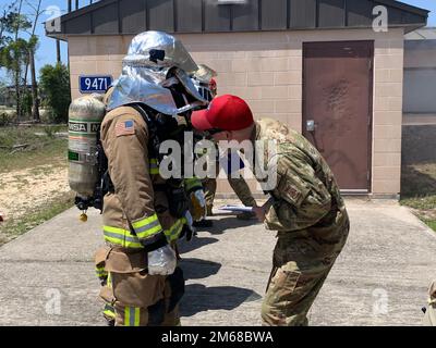 Ein Gutachter inspiziert Teilnehmer der Readiness Challenge VIII vom Luftwaffenstützpunkt Travis, Kalifornien, während sie an einer Feuerwehr-Rettungsaktion am 18. April 2022 auf dem Trainingsgelände Silver Flag, Luftwaffenstützpunkt Tyndall, Florida, teilnehmen. Die Veranstaltung der Abteilung der Luftwaffe CE wird vom Air Force Civil Engineer Center ausgerichtet. Nach einer Pause von mehr als 20 Jahren ist die Challenge, eine der wichtigsten Veranstaltungen für die Bauingenieure der Luftwaffe, wieder da. Die diesjährige Readiness Challenge ist die erste Betriebsereignis-Veranstaltung, bevor die Herausforderung die volle Betriebskapazität innerhalb des erreicht Stockfoto