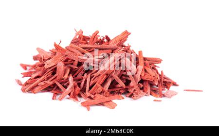 Rote Sandelholz-Räucherchips, isoliert auf weißem Hintergrund. Sanderswood, Rubyholz oder rote saunders Stockfoto