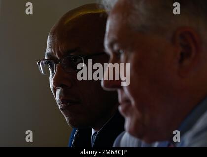 Der Stabschef der Air Force General CQ Brown, Jr. und der Sekretär der Air Force Frank Kendall hören eine Frage von Defense One Reporterin Tara Copp, während sie vom Eglin Air Force Base, Fla. Zum Joint Base Andrews, MD., am 18. April flogen. 2022 nahmen Kendall und Brown an einer Zeremonie in Fort Walton Beach teil, um an die Doolittle Raiders zu erinnern. Der Doolittle RAID am 18. April 1942 war der erste amerikanische Luftangriff auf die japanischen Heimatinseln während des Zweiten Weltkriegs. CSAF22FET, Doolittle Raiders, Eric R. Dietrich, LE393, SECAF26FET, USAF, Stockfoto
