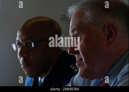Frank Kendall und der Stabschef der Air Force General CQ Brown, Jr. hören eine Frage von Defense One-Reporterin Tara Copp, während sie am 18. April von der Eglin Air Force Base, Fla. Zur Joint Base Andrews, MD. Flogen. 2022 nahmen Kendall und Brown an einer Zeremonie in Fort Walton Beach teil, um an die Doolittle Raiders zu erinnern. Der Doolittle RAID am 18. April 1942 war der erste amerikanische Luftangriff auf die japanischen Heimatinseln während des Zweiten Weltkriegs. CSAF22FET, Doolittle Raiders, Eric R. Dietrich, LE393, SECAF26FET, USAF, Stockfoto