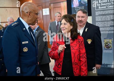 Generalstabschef der Air Force, General CQ Brown, Jr., spricht mit Cindy Chal, der Tochter von Richard Cole, nach einer Zeremonie zum Gedenken an die Doolittle Raiders in Fort Walton Beach, Fla., am 18. April. 2022. Der Doolittle RAID am 18. April 1942 war der erste amerikanische Luftangriff auf die japanischen Heimatinseln während des Zweiten Weltkriegs. CSAF22FET, Doolittle Raiders, Eric R. Dietrich, LE393, SECAF26FET, USAF, Stockfoto