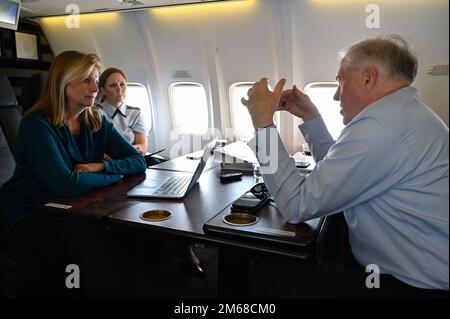 Frank Kendall spricht mit der Reporterin Tara Copp, während er am 18. April von der Eglin Air Force Base, Florida, zur Joint Base Andrews, MD. Flog. 2022 nahmen Kendall und der Stabschef der Air Force General CQ Brown Jr. an einer Zeremonie in Fort Walton Beach teil, um an die Doolittle Raiders zu erinnern. Der Doolittle RAID am 18. April 1942 war der erste amerikanische Luftangriff auf die japanischen Heimatinseln während des Zweiten Weltkriegs. CSAF22FET, Doolittle Raiders, Eric R. Dietrich, LE393, SECAF26FET, USAF, Stockfoto