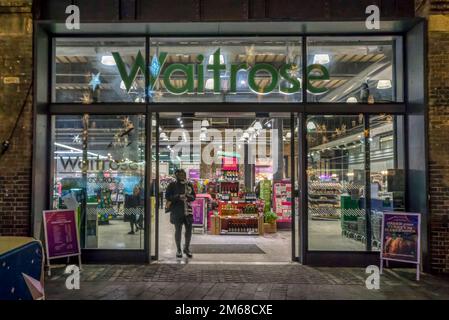 Ein abendlicher Blick auf den Eingang zum Waitrose Granary Square Supermarkt in King's Cross, London. Stockfoto